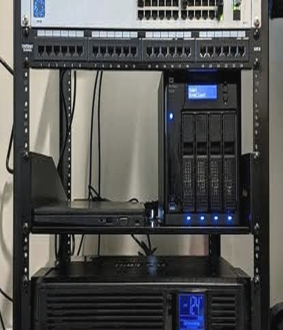 Rack avec équipements réseau et NAS