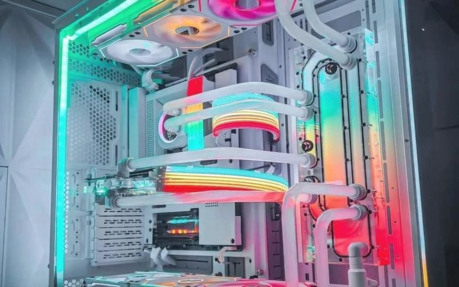 PC custom avec refroidissement liquide et RGB