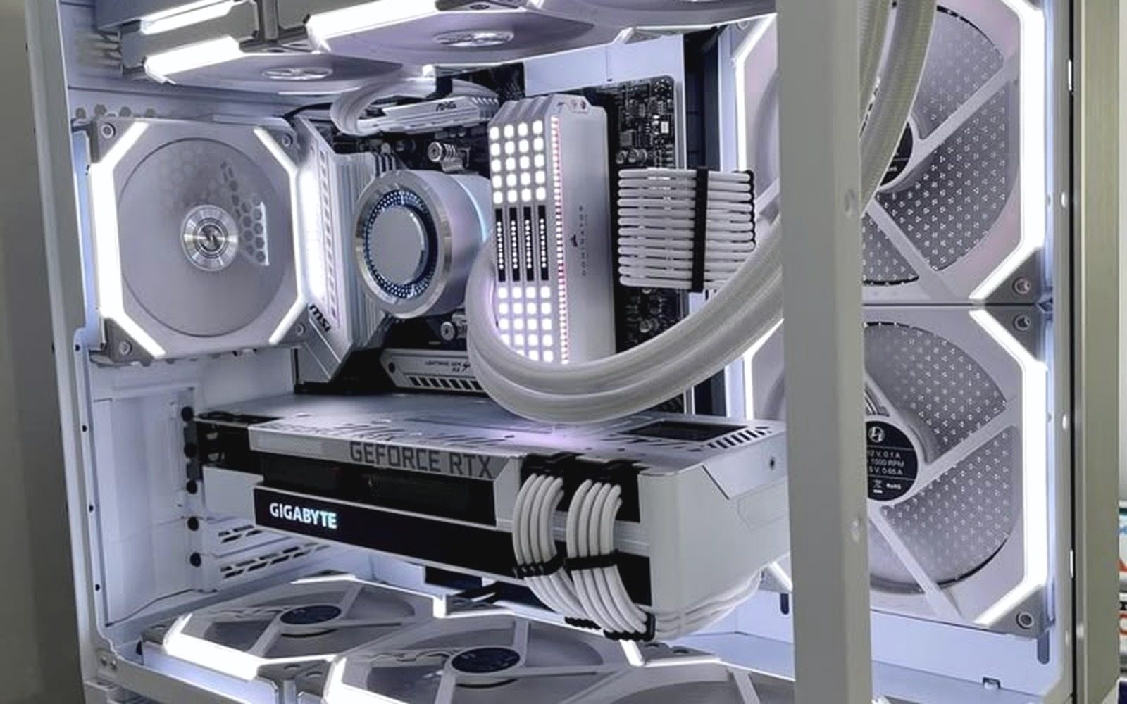 PC blanc premium soigneusement monté