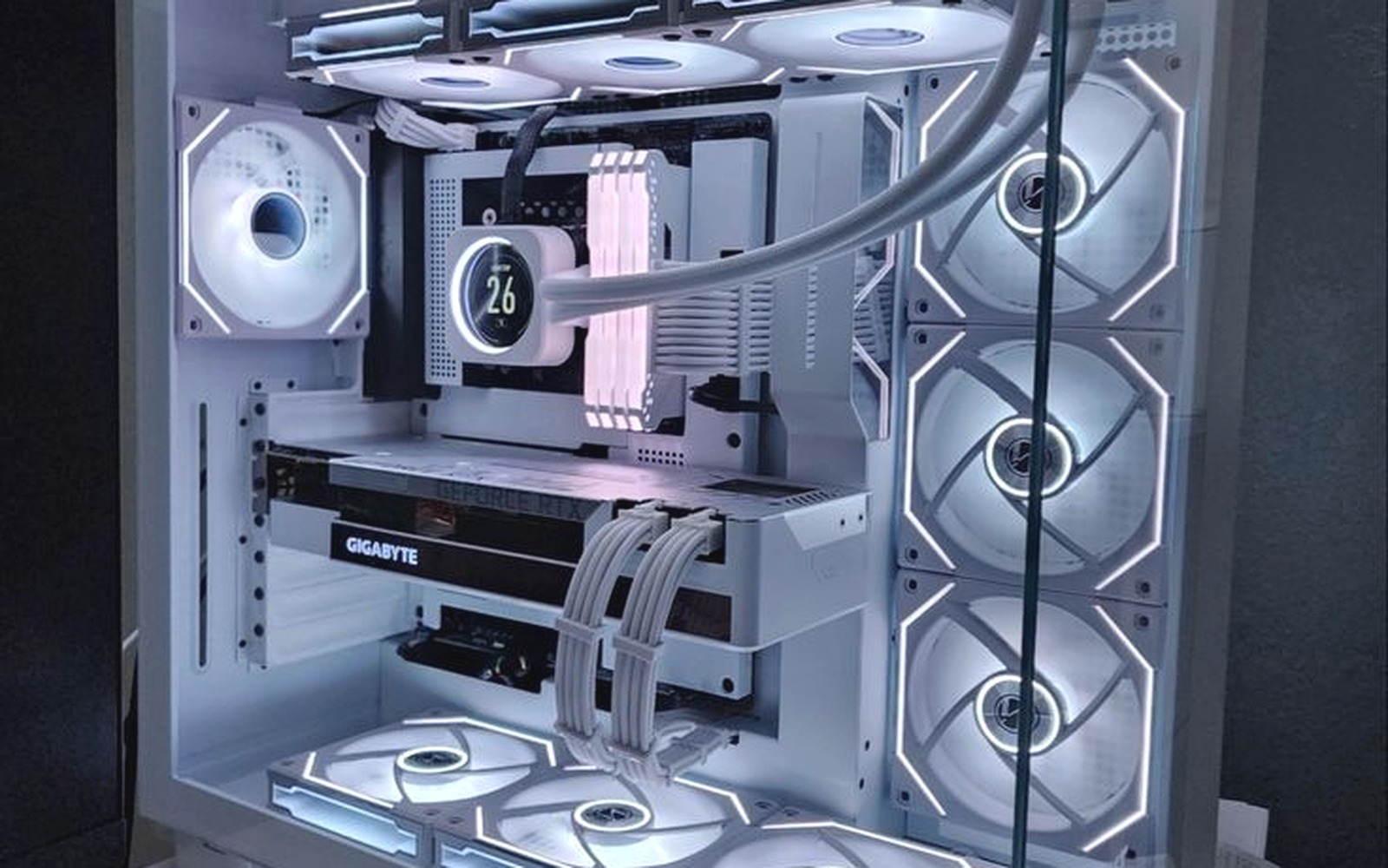 PC blanc lumineux avec câblage soigné